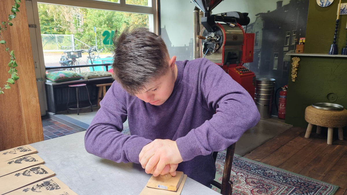 Jeroen stempelt koffieverpakkingen bij TAS Specialty Coffee